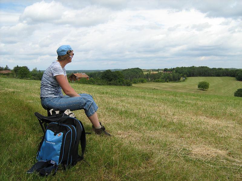 wandeling pauze.jpg - Even pauze tijdens een wandeling vanuit Saint-Léon-sur-Vézère. Voor het uitzicht dat Frouwkje ziet.....volgende foto.
